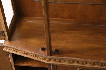 中古　美品　DREXEL HERITAGE(ドレクセルヘリテイジ)　TRYON MANOR(トライオンメナー)　格調高い佇まいが魅力の飾り棚(キャビネット、食器棚、収納棚)(定価約98万円)(R-049640)