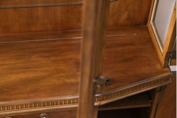 中古　美品　DREXEL HERITAGE(ドレクセルヘリテイジ)　TRYON MANOR(トライオンメナー)　格調高い佇まいが魅力の飾り棚(キャビネット、食器棚、収納棚)(定価約98万円)(R-049640)