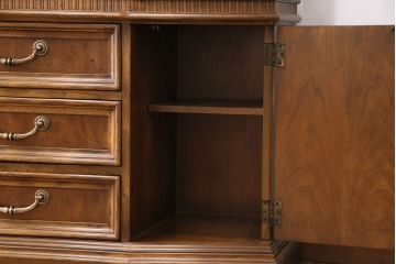 中古　美品　DREXEL HERITAGE(ドレクセルヘリテイジ)　TRYON MANOR(トライオンメナー)　格調高い佇まいが魅力の飾り棚(キャビネット、食器棚、収納棚)(定価約98万円)(R-049640)