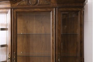 中古　美品　DREXEL HERITAGE(ドレクセルヘリテイジ)　TRYON MANOR(トライオンメナー)　格調高い佇まいが魅力の飾り棚(キャビネット、食器棚、収納棚)(定価約98万円)(R-049640)