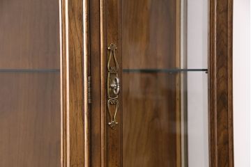 中古　美品　DREXEL HERITAGE(ドレクセルヘリテイジ)　TRYON MANOR(トライオンメナー)　格調高い佇まいが魅力の飾り棚(キャビネット、食器棚、収納棚)(定価約98万円)(R-049640)