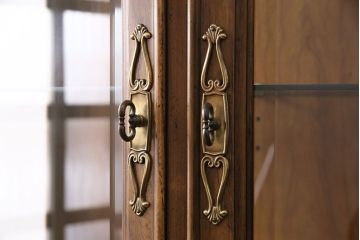 中古　美品　DREXEL HERITAGE(ドレクセルヘリテイジ)　TRYON MANOR(トライオンメナー)　格調高い佇まいが魅力の飾り棚(キャビネット、食器棚、収納棚)(定価約98万円)(R-049640)