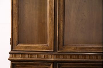 中古　美品　DREXEL HERITAGE(ドレクセルヘリテイジ)　TRYON MANOR(トライオンメナー)　格調高い佇まいが魅力の飾り棚(キャビネット、食器棚、収納棚)(定価約98万円)(R-049640)