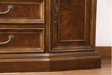 中古　美品　DREXEL HERITAGE(ドレクセルヘリテイジ)　TRYON MANOR(トライオンメナー)　格調高い佇まいが魅力の飾り棚(キャビネット、食器棚、収納棚)(定価約98万円)(R-049640)