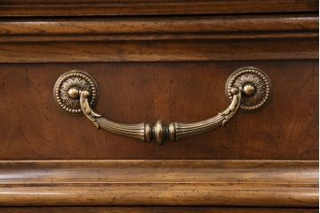 中古　美品　DREXEL HERITAGE(ドレクセルヘリテイジ)　TRYON MANOR(トライオンメナー)　格調高い佇まいが魅力の飾り棚(キャビネット、食器棚、収納棚)(定価約98万円)(R-049640)