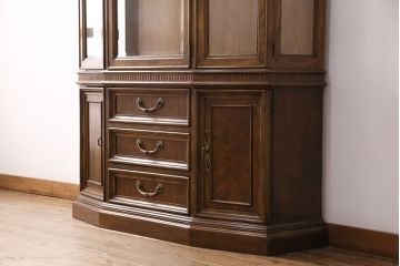 中古　美品　DREXEL HERITAGE(ドレクセルヘリテイジ)　TRYON MANOR(トライオンメナー)　格調高い佇まいが魅力の飾り棚(キャビネット、食器棚、収納棚)(定価約98万円)(R-049640)