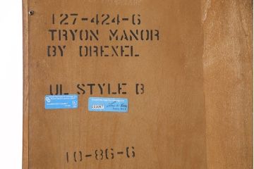 中古　美品　DREXEL HERITAGE(ドレクセルヘリテイジ)　TRYON MANOR(トライオンメナー)　格調高い佇まいが魅力の飾り棚(キャビネット、食器棚、収納棚)(定価約98万円)(R-049640)