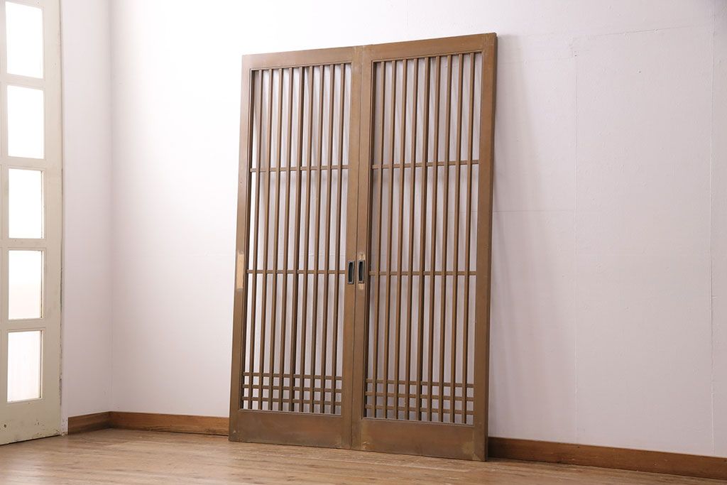 アンティーク建具　ペイント仕上げ限定　情緒漂う雰囲気づくりにおすすめのガラス入り格子戸2枚セット(引き戸、建具、玄関戸)(R-049641)
