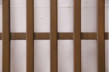 アンティーク建具　ペイント仕上げ限定　情緒漂う雰囲気づくりにおすすめのガラス入り格子戸2枚セット(引き戸、建具、玄関戸)(R-049641)