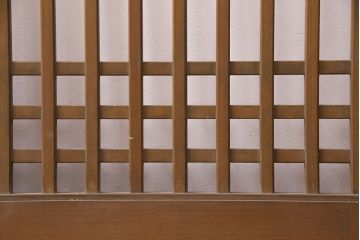 アンティーク建具　ペイント仕上げ限定　情緒漂う雰囲気づくりにおすすめのガラス入り格子戸2枚セット(引き戸、建具、玄関戸)(R-049641)