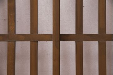 アンティーク建具　ペイント仕上げ限定　情緒漂う雰囲気づくりにおすすめのガラス入り格子戸2枚セット(引き戸、建具、玄関戸)(R-049641)