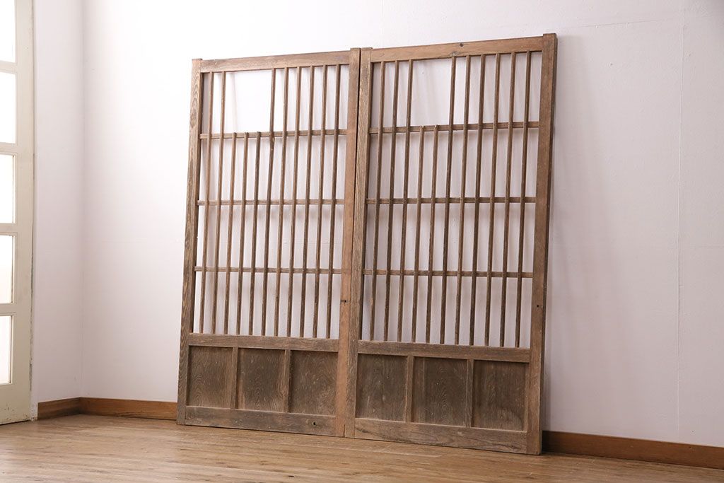 アンティーク建具　昭和初期　時を重ねた木の味わいが魅力の格子戸(玄関戸、引き戸、建具)(R-049642)