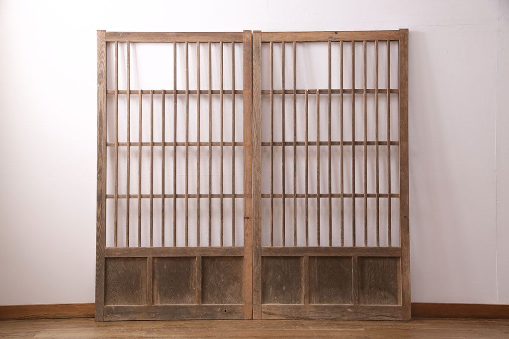 アンティーク建具　昭和初期　時を重ねた木の味わいが魅力の格子戸(玄関戸、引き戸、建具)(R-049642)
