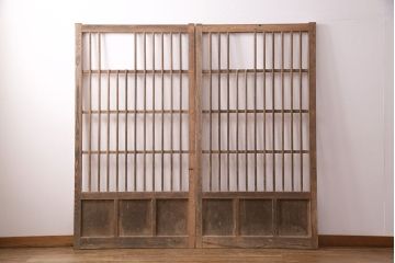 アンティーク建具　昭和初期　時を重ねた木の味わいが魅力の格子戸(玄関戸、引き戸、建具)(R-049642)