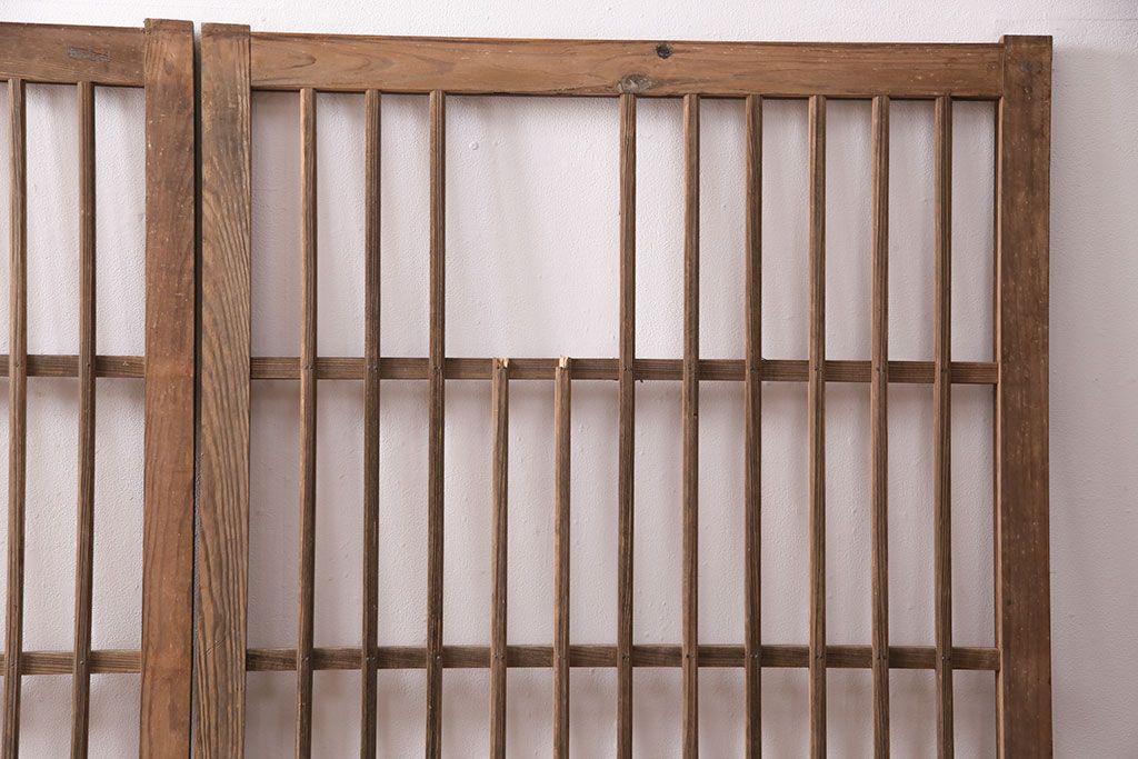 アンティーク建具　昭和初期　時を重ねた木の味わいが魅力の格子戸(玄関戸、引き戸、建具)(R-049642)