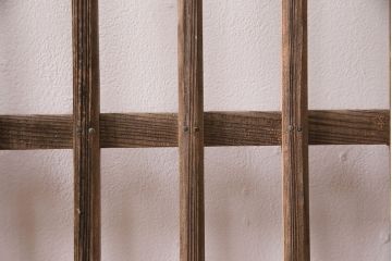 アンティーク建具　昭和初期　時を重ねた木の味わいが魅力の格子戸(玄関戸、引き戸、建具)(R-049642)