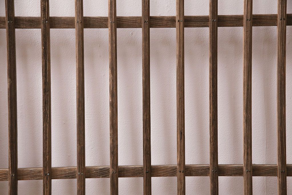 アンティーク建具　昭和初期　時を重ねた木の味わいが魅力の格子戸(玄関戸、引き戸、建具)(R-049642)