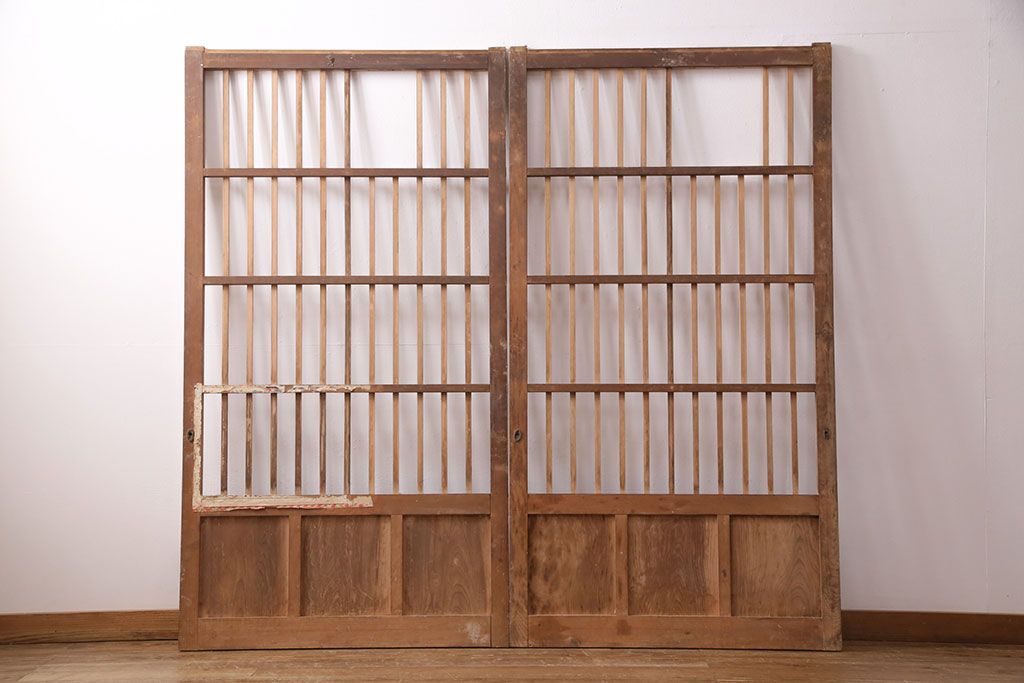 アンティーク建具　昭和初期　時を重ねた木の味わいが魅力の格子戸(玄関戸、引き戸、建具)(R-049642)
