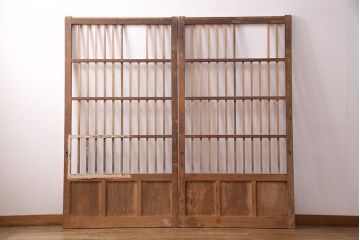 アンティーク建具　昭和初期　時を重ねた木の味わいが魅力の格子戸(玄関戸、引き戸、建具)(R-049642)