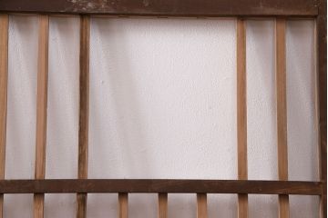 アンティーク建具　昭和初期　時を重ねた木の味わいが魅力の格子戸(玄関戸、引き戸、建具)(R-049642)