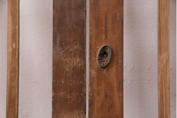 アンティーク建具　昭和初期　時を重ねた木の味わいが魅力の格子戸(玄関戸、引き戸、建具)(R-049642)