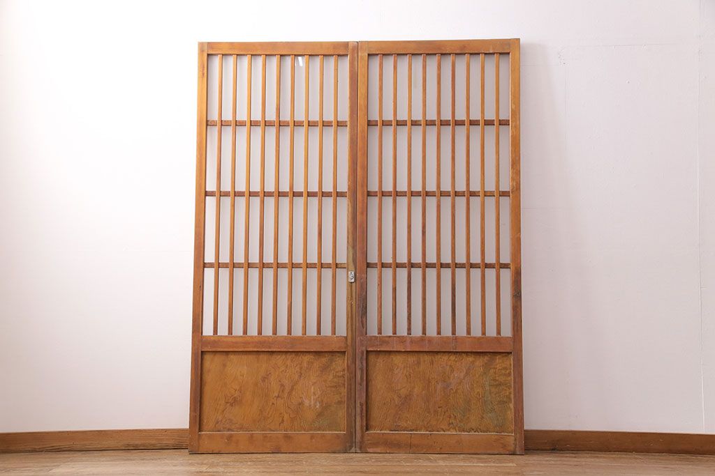 アンティーク建具　和製アンティーク　ペイント仕上げ限定　シンプルなデザインの格子戸2枚セット(建具、引き戸、玄関戸)(R-049648)