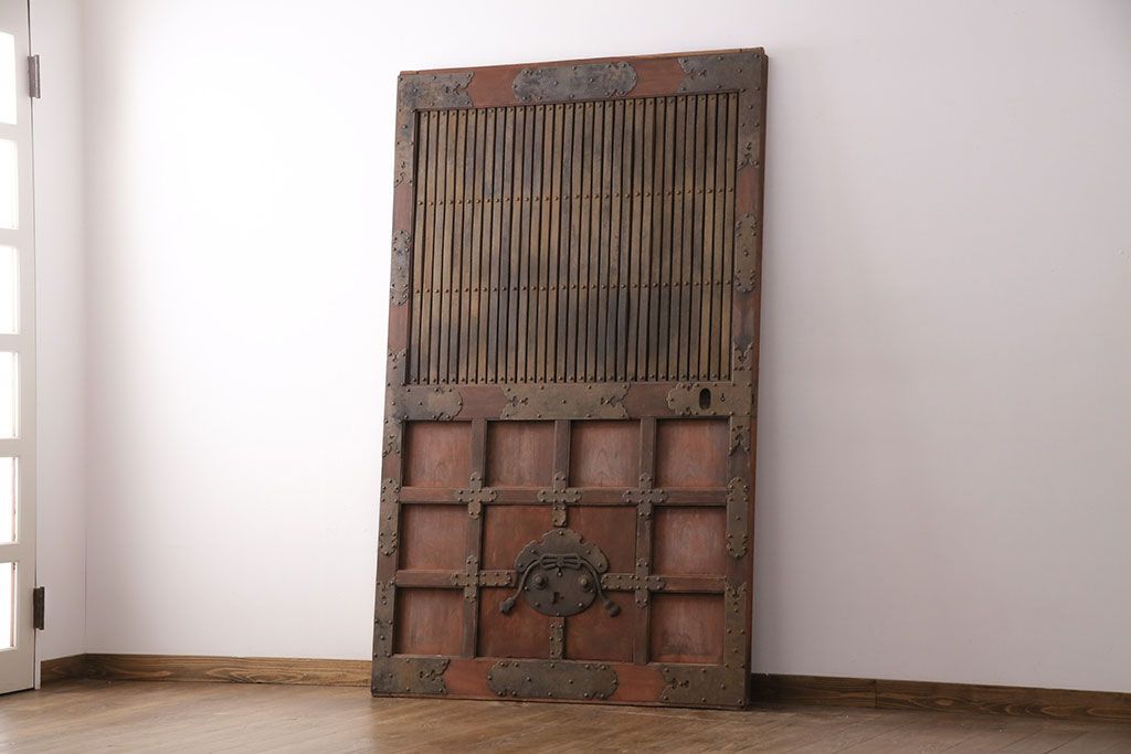 アンティーク建具　最上級品!　富山産　総欅材　立派な金具が目を引く蔵戸(玄関戸、引き戸)(R-049652)