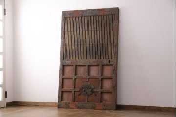 アンティーク建具　最上級品!　富山産　総欅材　立派な金具が目を引く蔵戸(玄関戸、引き戸)(R-049652)