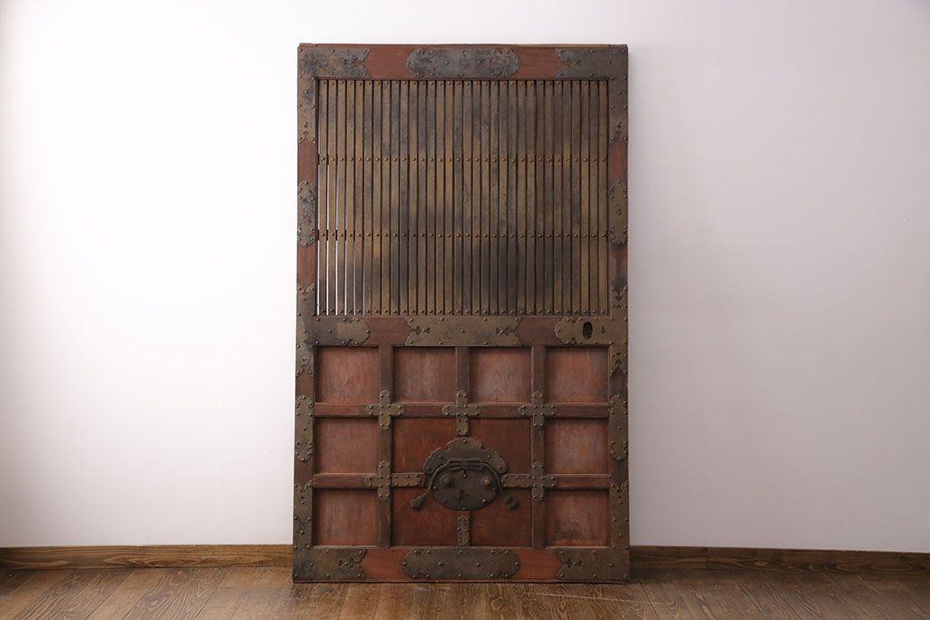 アンティーク建具　最上級品!　富山産　総欅材　立派な金具が目を引く蔵戸(玄関戸、引き戸)(R-049652)