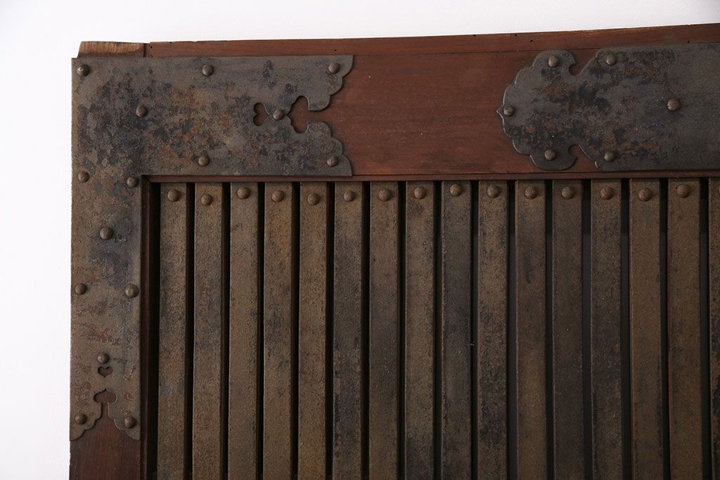 アンティーク建具　最上級品!　富山産　総欅材　立派な金具が目を引く蔵戸(玄関戸、引き戸)(R-049652)