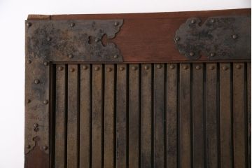 アンティーク建具　最上級品!　富山産　総欅材　立派な金具が目を引く蔵戸(玄関戸、引き戸)(R-049652)