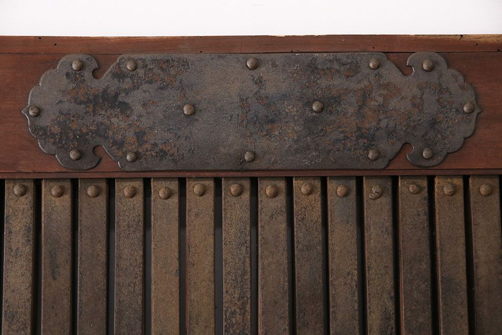 アンティーク建具　最上級品!　富山産　総欅材　立派な金具が目を引く蔵戸(玄関戸、引き戸)(R-049652)