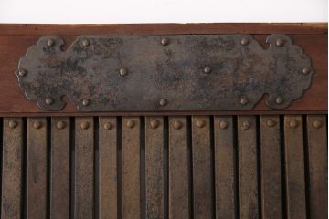 アンティーク建具　最上級品!　富山産　総欅材　立派な金具が目を引く蔵戸(玄関戸、引き戸)(R-049652)