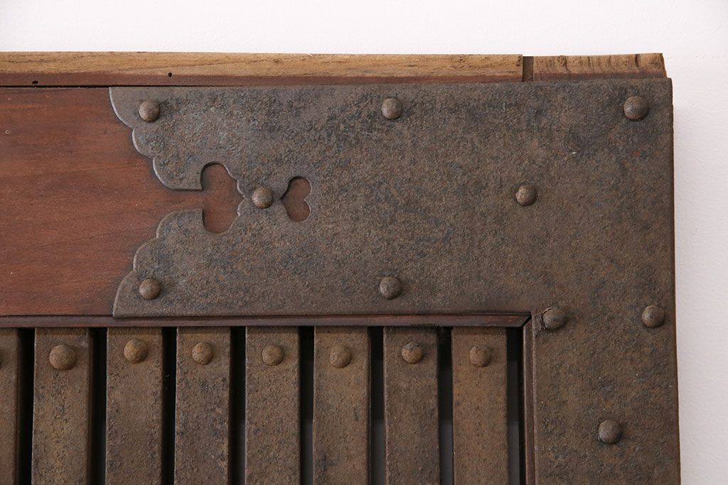 アンティーク建具　最上級品!　富山産　総欅材　立派な金具が目を引く蔵戸(玄関戸、引き戸)(R-049652)