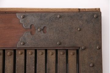 アンティーク建具　最上級品!　富山産　総欅材　立派な金具が目を引く蔵戸(玄関戸、引き戸)(R-049652)