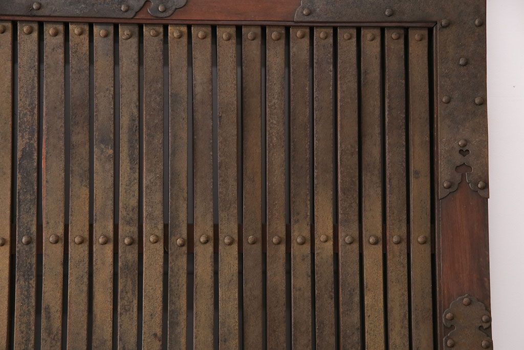 アンティーク建具　最上級品!　富山産　総欅材　立派な金具が目を引く蔵戸(玄関戸、引き戸)(R-049652)