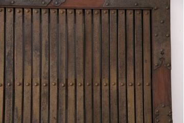 アンティーク建具　最上級品!　富山産　総欅材　立派な金具が目を引く蔵戸(玄関戸、引き戸)(R-049652)