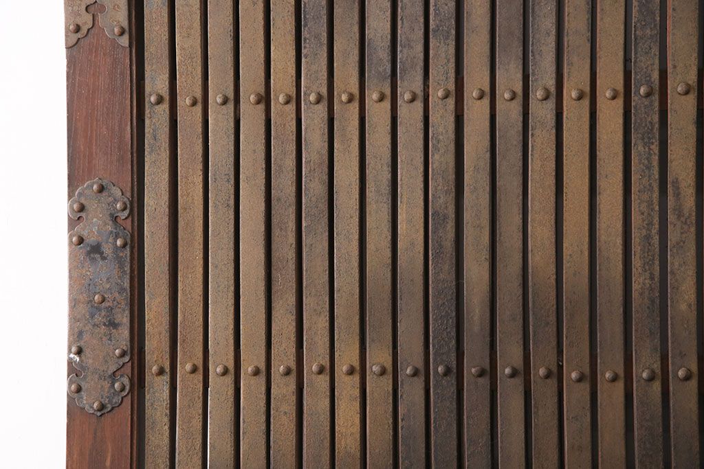 アンティーク建具　最上級品!　富山産　総欅材　立派な金具が目を引く蔵戸(玄関戸、引き戸)(R-049652)