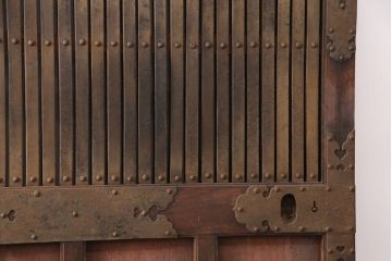 アンティーク建具　最上級品!　富山産　総欅材　立派な金具が目を引く蔵戸(玄関戸、引き戸)(R-049652)