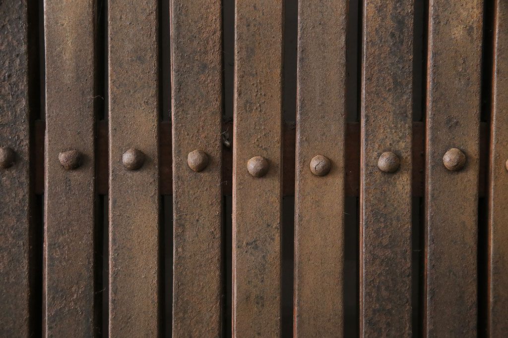 アンティーク建具　最上級品!　富山産　総欅材　立派な金具が目を引く蔵戸(玄関戸、引き戸)(R-049652)