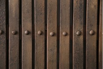 アンティーク建具　最上級品!　富山産　総欅材　立派な金具が目を引く蔵戸(玄関戸、引き戸)(R-049652)