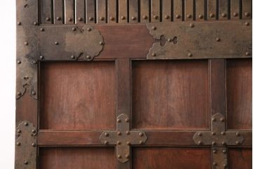 アンティーク建具　最上級品!　富山産　総欅材　立派な金具が目を引く蔵戸(玄関戸、引き戸)(R-049652)