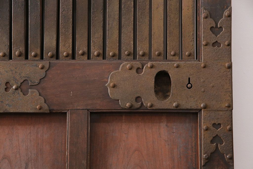 アンティーク建具　最上級品!　富山産　総欅材　立派な金具が目を引く蔵戸(玄関戸、引き戸)(R-049652)