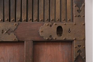 アンティーク建具　最上級品!　富山産　総欅材　立派な金具が目を引く蔵戸(玄関戸、引き戸)(R-049652)