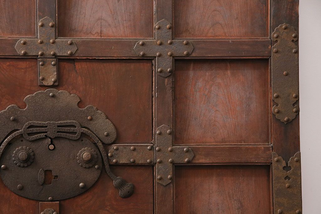 アンティーク建具　最上級品!　富山産　総欅材　立派な金具が目を引く蔵戸(玄関戸、引き戸)(R-049652)