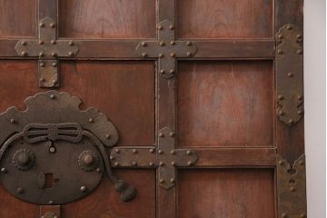 アンティーク建具　最上級品!　富山産　総欅材　立派な金具が目を引く蔵戸(玄関戸、引き戸)(R-049652)