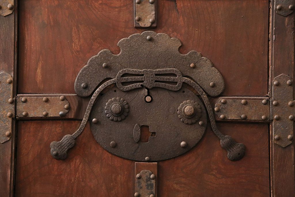 アンティーク建具　最上級品!　富山産　総欅材　立派な金具が目を引く蔵戸(玄関戸、引き戸)(R-049652)