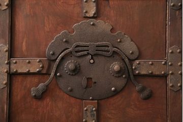 アンティーク建具　最上級品!　富山産　総欅材　立派な金具が目を引く蔵戸(玄関戸、引き戸)(R-049652)