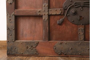 アンティーク建具　最上級品!　富山産　総欅材　立派な金具が目を引く蔵戸(玄関戸、引き戸)(R-049652)