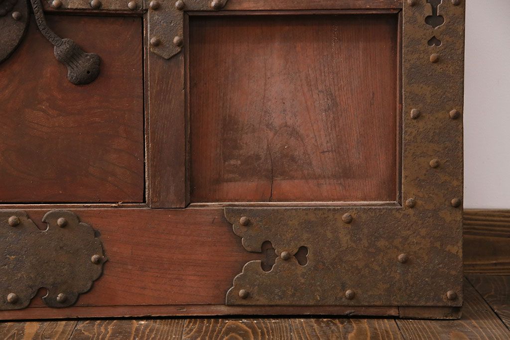 アンティーク建具　最上級品!　富山産　総欅材　立派な金具が目を引く蔵戸(玄関戸、引き戸)(R-049652)